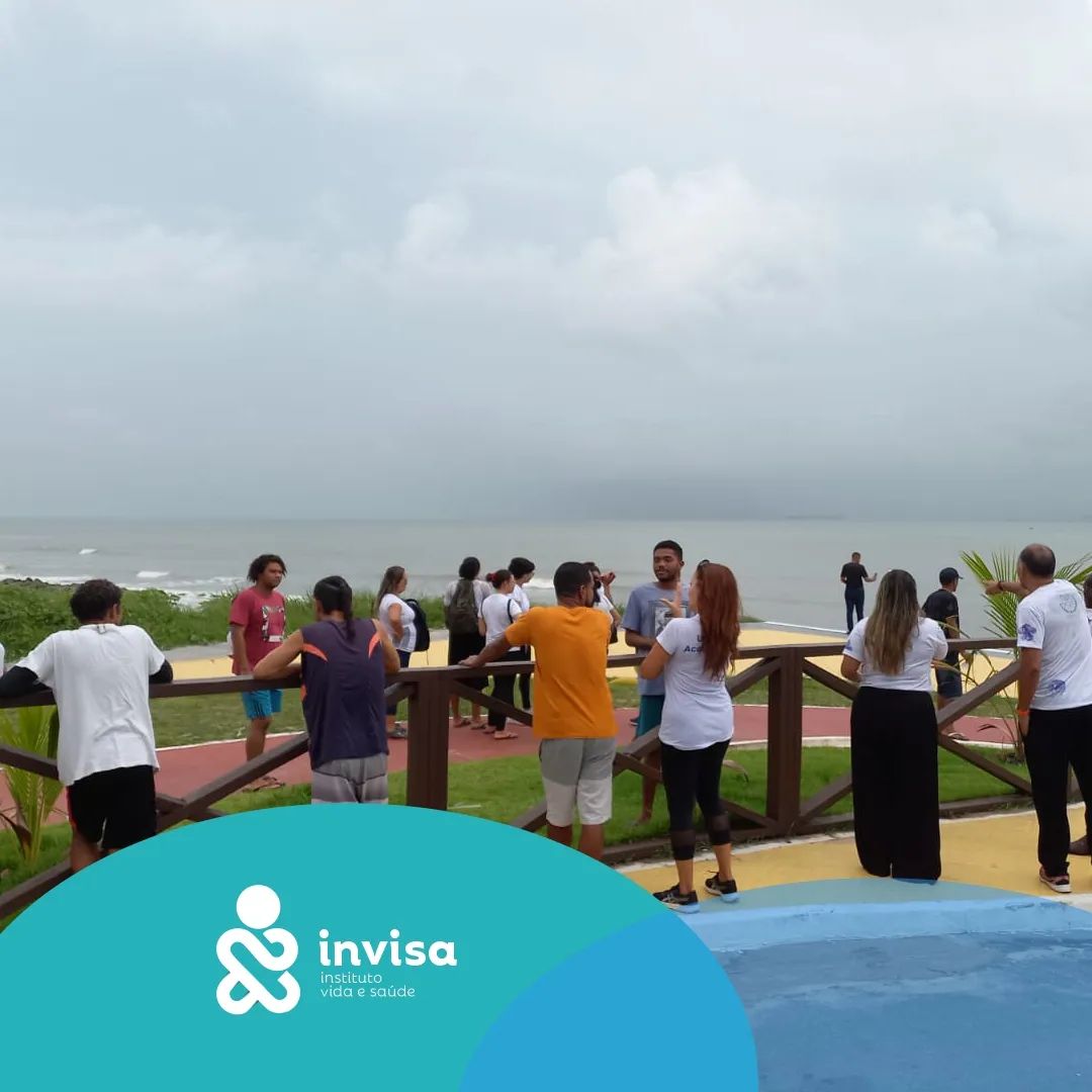 Atividade de alongamento para o Dia da Luta Antimanicomial, realizado com o diretor da UAA e o INVISA